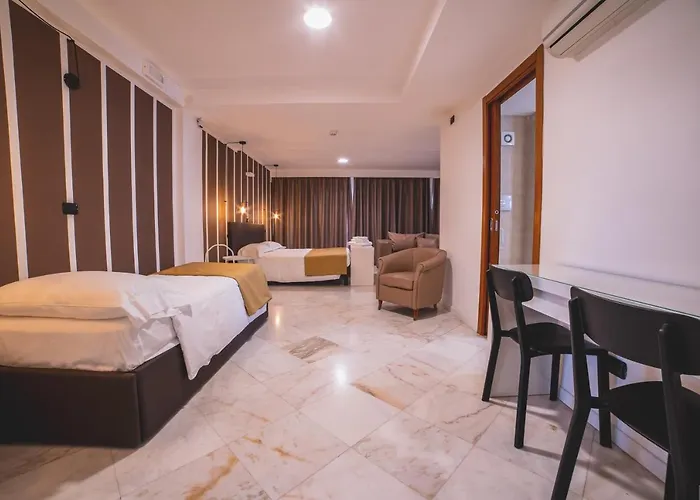 Continental מלון 4*